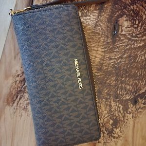 Michael kors wallet wristlet